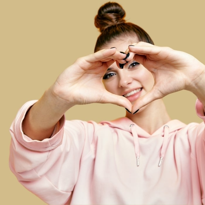 Testimonial Mila zeigt Herz mit Händen